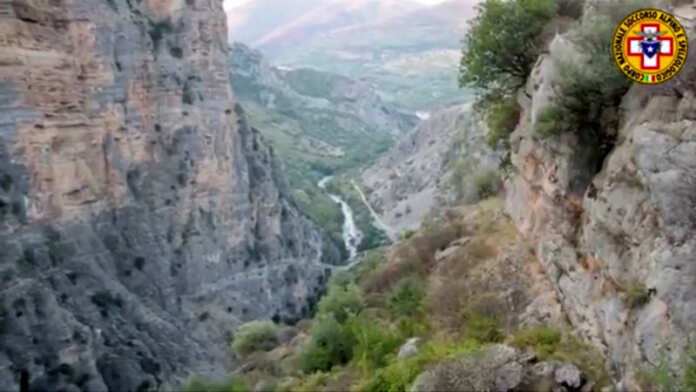 A general view shows the area after several people were killed in a mountain gorge flooding, in the municipality of Civita Jitnaddaf qiegħ ix-xmara dulluvju qatel 11 persuna