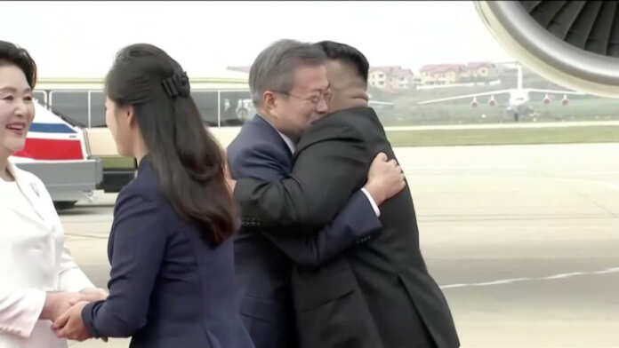 North Korean leader Kim Jong Un and his wife Ri Sol Ju greet South Korean President Moon Jae-in and First Lady Kim Jung-sook at Pyongyang Sunan International Airport Mexxejja Korea Gwerra