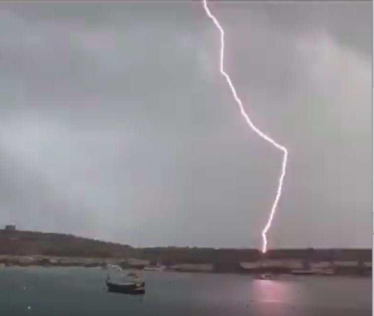 Watch Lightning strikes boat at Armier bay Newsbook