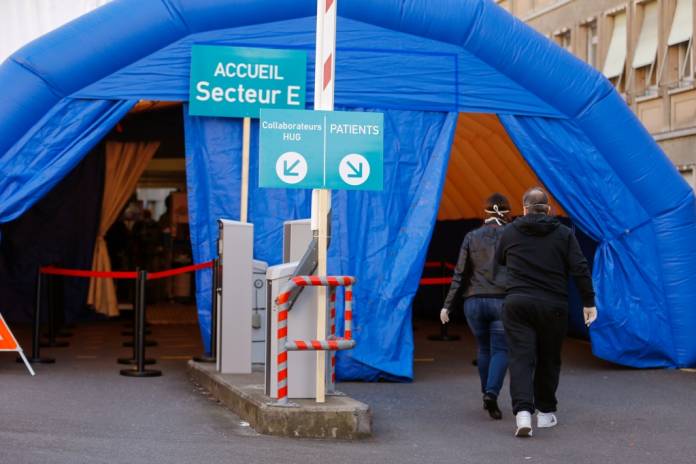 Patients arrive to a medical screening tent for coronavirus testing outside the University Hospital of Geneva (HUG), in Geneva, Switzerland March 17, 2020. REUTERS/Pierre Albouy Patients arrive to a medical screening tent for coronavirus testing outside the University Hospital of Geneva (HUG), in Geneva, Switzerland March 17, 2020. REUTERS/Pierre Albouy