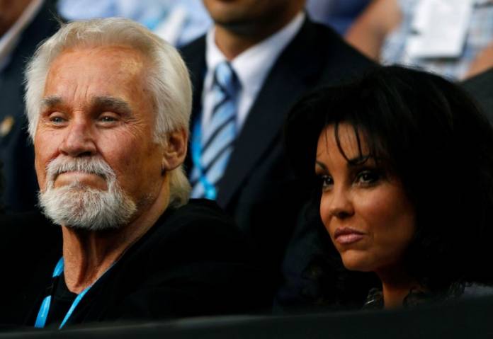 FILE PHOTO: Rogers and his wife Wanda Miller watch the match between Nadal of Spain and Cilic of Croatia at the Australian Open tennis tournament in Melbourne FILE PHOTO: Rogers and his wife Wanda Miller watch the match between Nadal of Spain and Cilic of Croatia at the Australian Open tennis tournament in Melbourne
