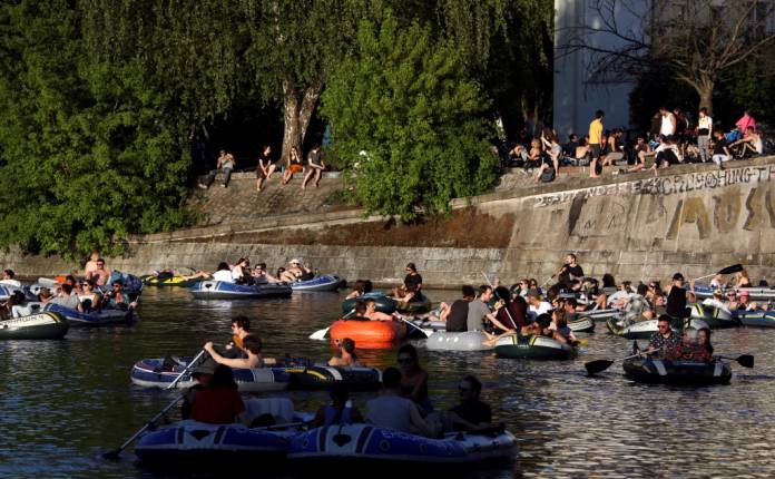 FILE PHOTO: People enjoy sun on boats, on the Landwehrkanal, amid the spread of the coronavirus disease (COVID-19), in Berlin, Germany, May 9, 2020. REUTERS / Christian Mang/File Photo