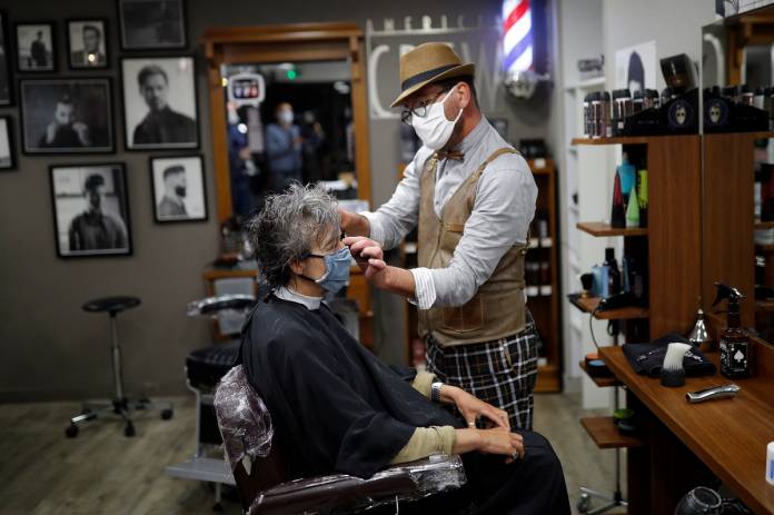 French hairdresser opens hair salon at midnight in Mayenne