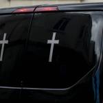 Mara tmut wara li nqabdet taħt il-karozza tagħha stess Hearse-pulizija-mewt