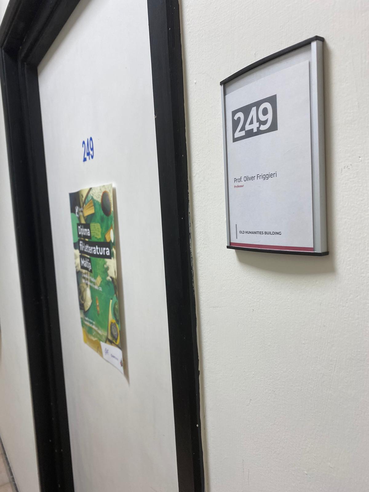 Il-bieb tal-uffiċċju ta' Prof. Friggieri; Ritratt: Sephora Francalanza