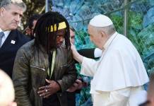 “Ħassejtni trattat ta’ kriminal meta wasalt Malta” – Daniel Pope francis Papa Franġisku f'laqgħa mal-migranti Hal far