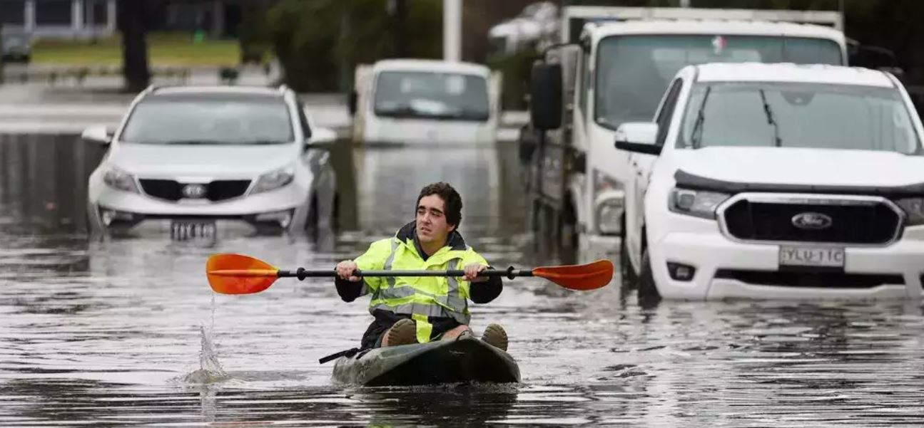 Severe floods in the southeastern USA leave nine dead, hundreds rescued