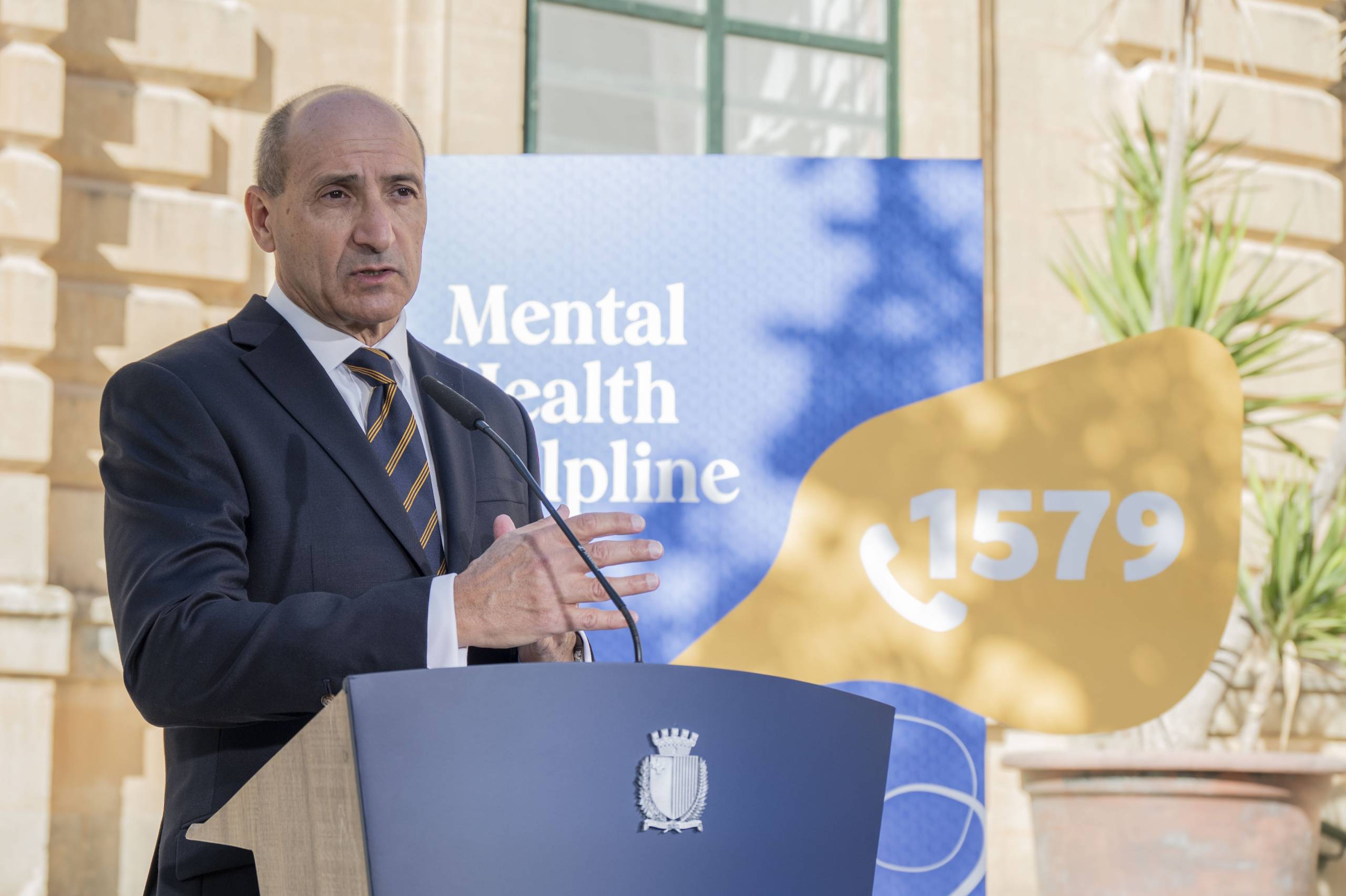 new-mental-health-helpline-received-445-calls-in-first-four-weeks