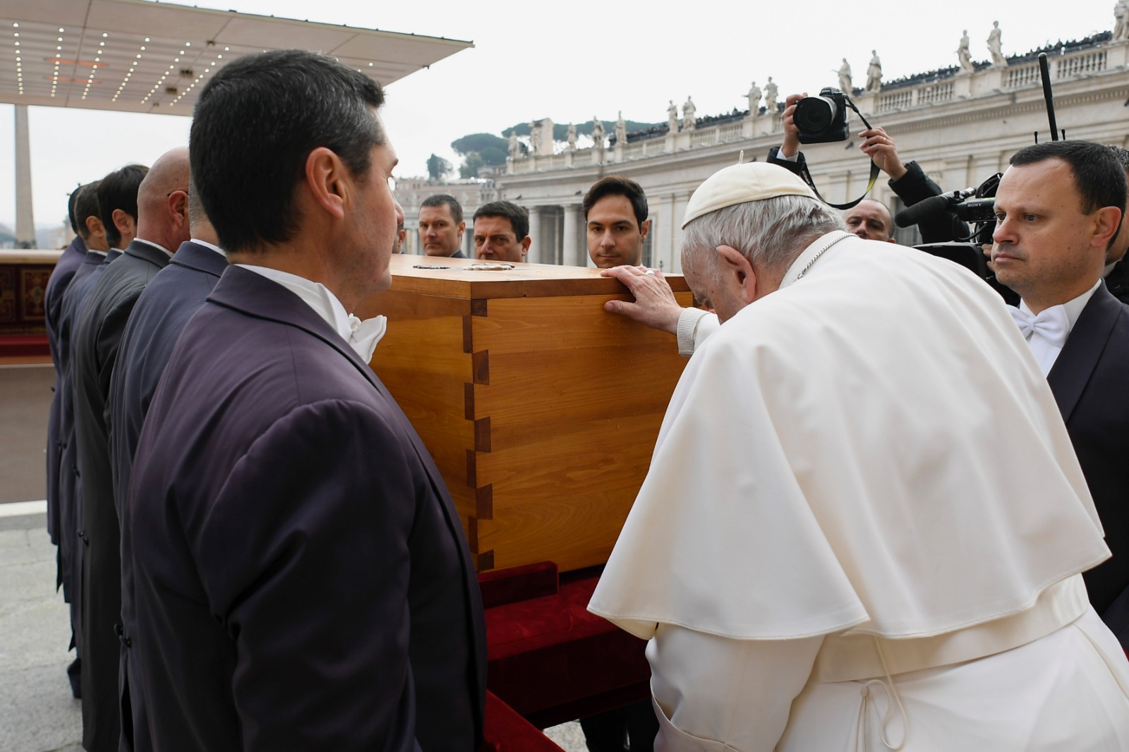 "Santo Subito": Pilgrims weep at Benedict XVI's funeral