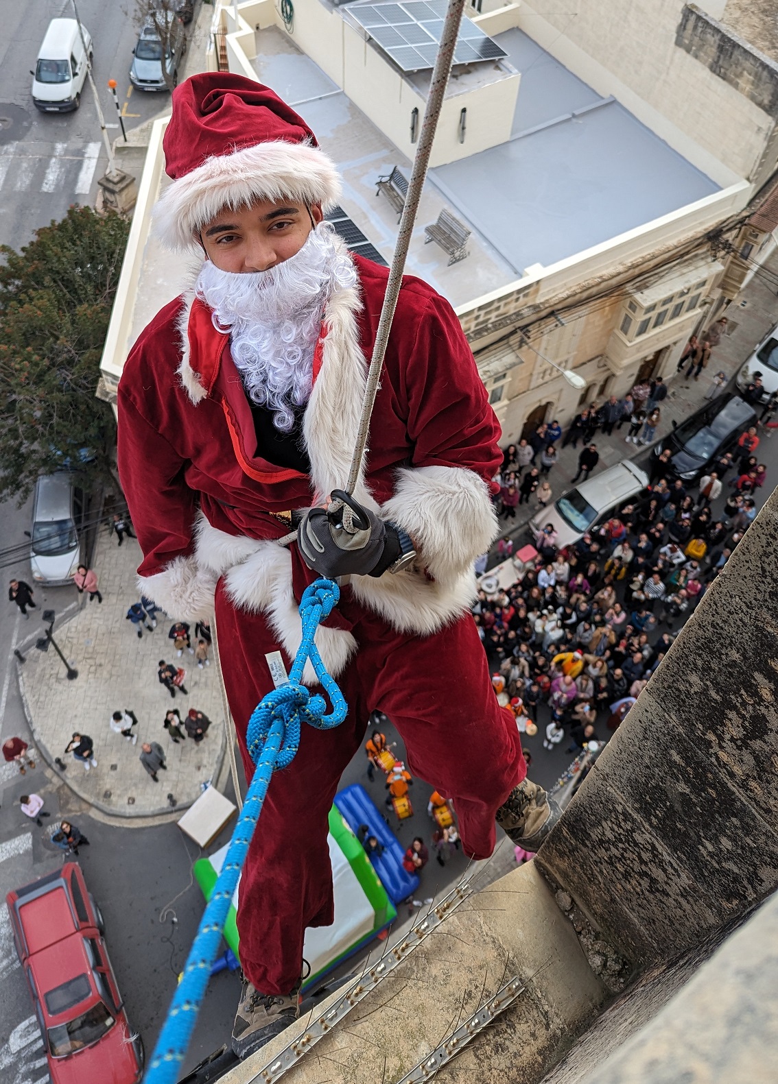 Santa Kulp Santa Klaws jixxabbat mal-Knisja ta' San Franġisk biex iqassam ir-rigali