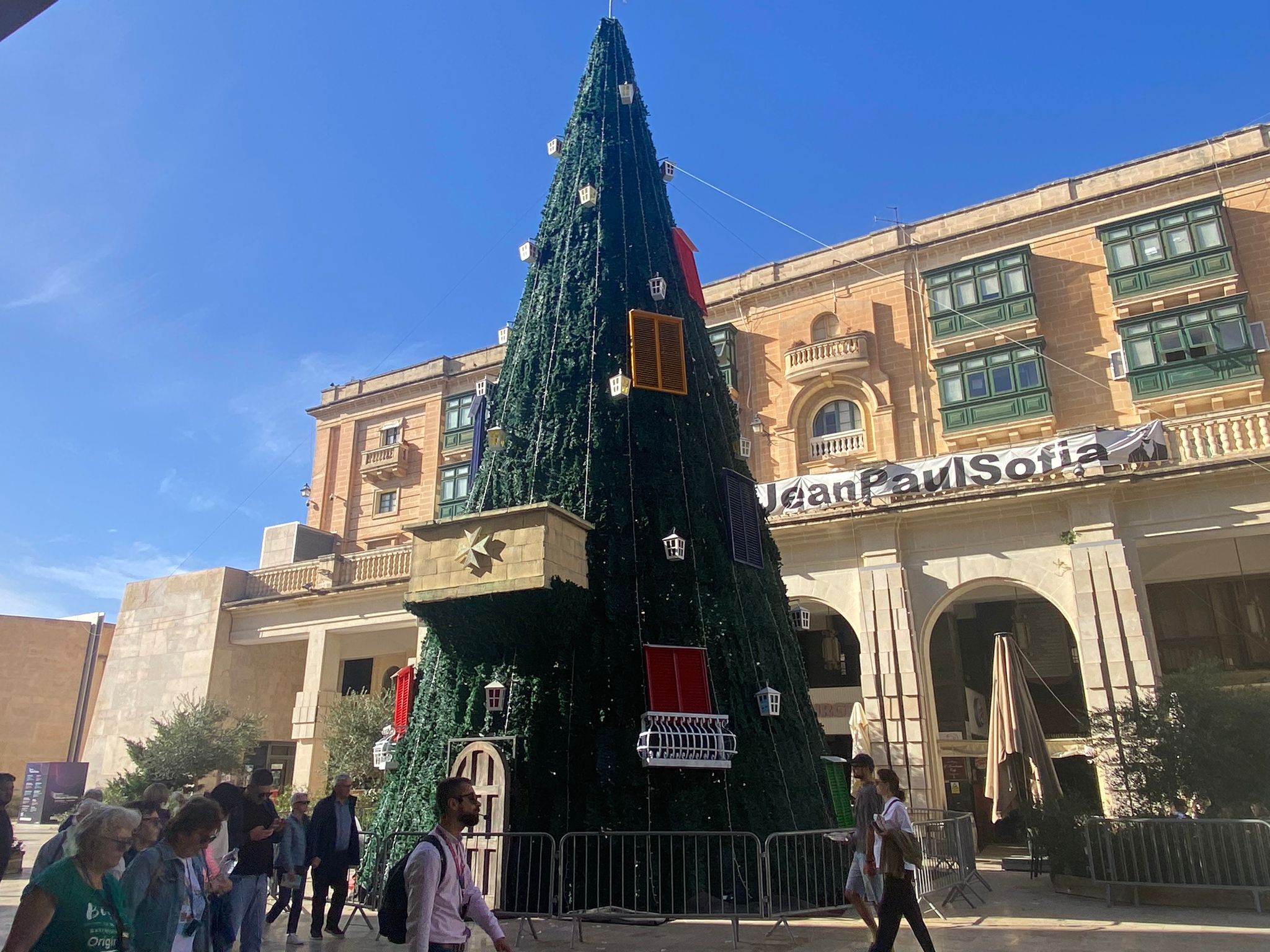Valletta’s controversial Christmas tree cost €19,447, by direct order ...