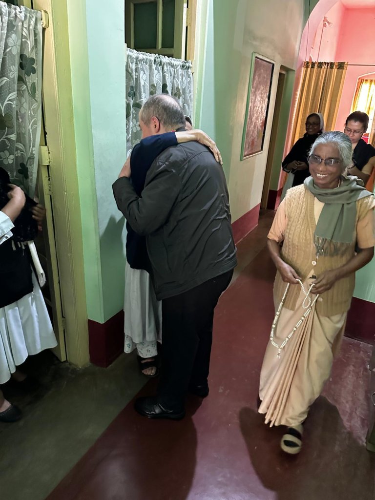 L-Isqof Awżiljarju Joseph Galea-Curmi ma' Sr Emanuel Borg fl-Indja