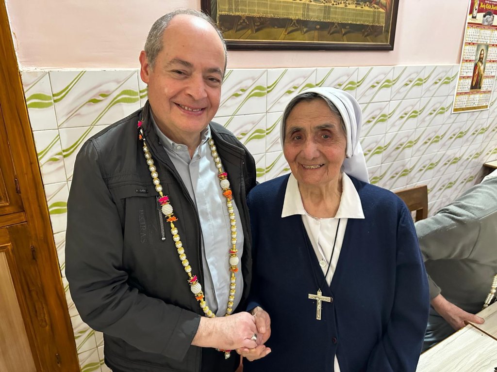 L-Isqof Awżiljarju Joseph Galea-Curmi ma' Sr Emanuel Borg fl-Indja