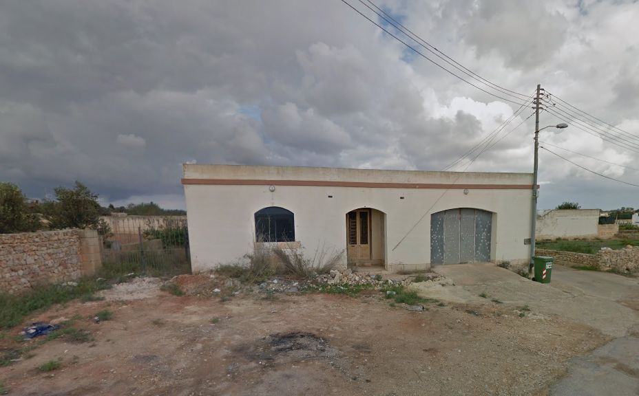 Residenza mniżżla bħala "razzett tat-tiġieġ" tipprova ġġib permess tal ...