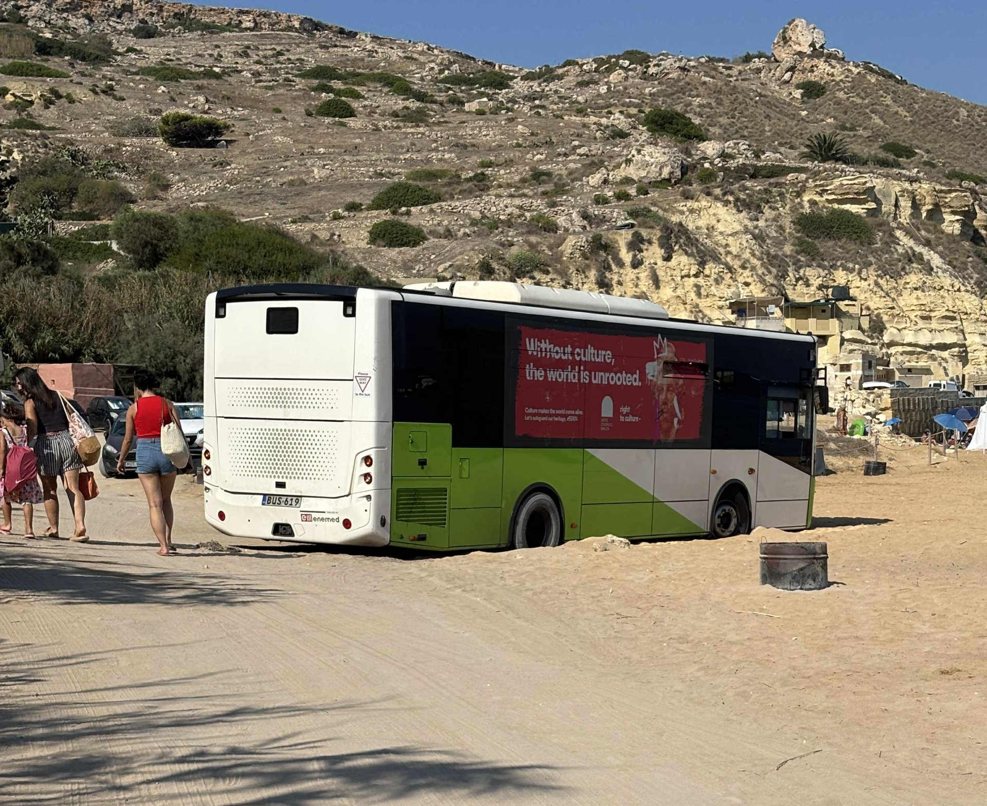 Bus gets stuck in sand at Ġnejna beach