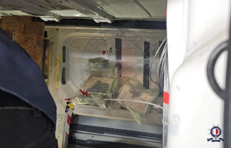 Man arrested after 25 kg of drugs are found in his car