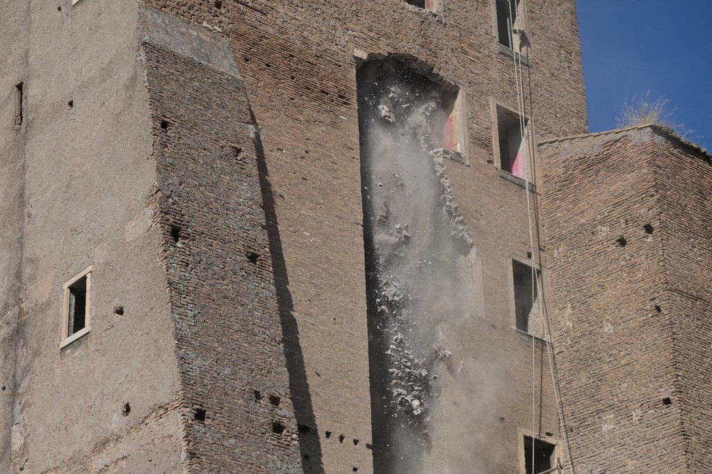 Splodut Ara: Parti mit-Torri medjevali Torre dei Conti f’Ruma jiġġarraf waqt ...