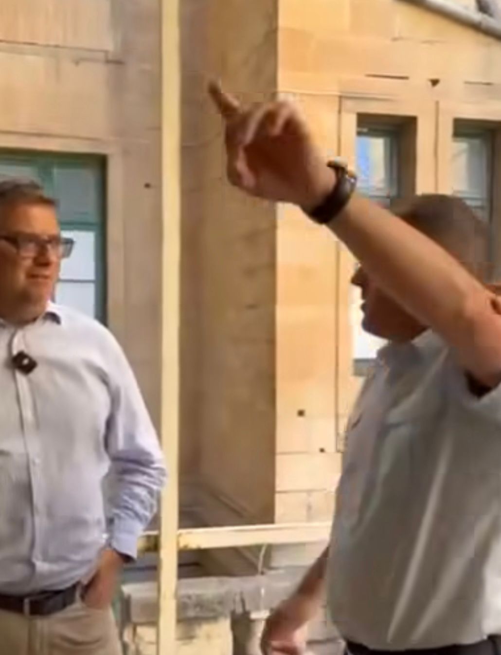 Ara: Tisħon il-qiegħa meta uffiċjal tas-sigurtà jwaqqaf lil Adrian Delia f’St Luke’s
