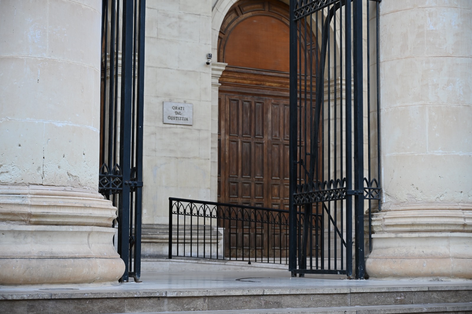 Raġel akkużat li ta daqqa ta’ ponn lil ġar jiġi lliberat minħabba żball tal-prosekuzzjoni