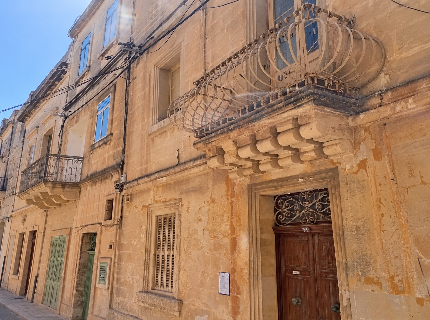 Kamra inqas f’guesthouse fl-Isla wara appell tar-residenti